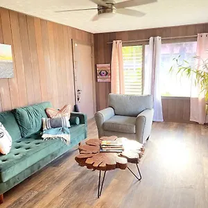 The Homebase - Charming 3 Bedroom Home, With Ac! Holiday home